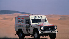 Belgo Jacky Ickxo vairuojamas Mercedes-Benz 280 GE dykumoje 1983 metais. (Daimler nuotrauka)