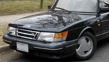SAAB 900 su priekinių žibintų valytuvais. Atkreipkite dėmesį į tai, kad vienas i&scaron; jų net nėra normalioje padėtyje &ndash; žibintų valytuvai dažnai buvo nepatikimi. (IFCAR, Wikimedia)