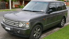 2002-ųjų Range Rover Australijoje. Kai kurie visureigiai žibintų valytuvus i&scaron;laikė ilgiau. Be to, &scaron;is pavyzdys rodo, kad žibintų valytuvai nebuvo skirti tik žiemoms. (OSX, Wikimedia)
