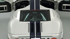 Atvertos plačiai Ford GT durelės i&scaron; tikrųjų palengvina įlipimą. (Gamintojo nuotrauka)