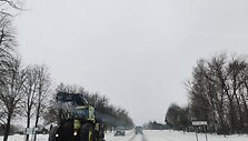 Keliuose siautėja stiprus vėjas, sniegu dengiantis net automagistrales