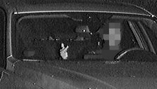 Mettmanno policijos nuotraukoje &ndash; pažeidėjas rodo i&scaron;keltą pir&scaron;tą.