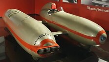 Tarf pilotas sėdėjo kairioje torpedoje. De&scaron;iniame modulyje yra 500 kubinių centimetrų variklis, transmisija, degalų bakas.