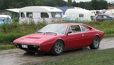 Dino 308 GT. Tai &ndash; Ferrari modelis, bet pirmieji automobiliai neturėjo Ferrari ženklų. (nakhon100, Wikimedia(CC BY 2.0)