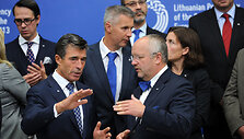 NATO generalinis sekretorius Andersas Foghas Rasmussenas ir kra&scaron;to apsaugos ministras Juozas Olekas