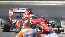 Sebastianas Vettelis po laimėtų 2015-ųjų Vengrijos Grand Prix važiuoja į nugalėtojų apdovanojimo ceremoniją. Atkreipkite dėmesį, kiek gumos jis surinko. (P&eacute;ter Bencsik, Wikimedia(CC BY 2.0)