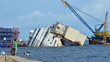 Kruizinio laivo &bdquo;Costa Concordia&ldquo; gelbėjimo operacija prasideda