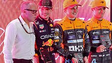 Kataro F1 sprinto podiumas: Stefano Domenicali, Maxas Verstappenas, Oscaras Piastris, Lando Norrisas