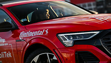 Sporti&scaron;kų automobilių testas &bdquo;Metų automobilio&ldquo; konkurse: elektrinė &bdquo;Audi&ldquo; prie&scaron; benzininį &bdquo;Porsche&ldquo;