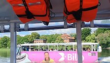 Vienas Ocean Bus autobusas nufotografuotas i&scaron; kito.