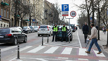Moterų ralio dalyvės ir policija mokė teisingai pereiti gatvę