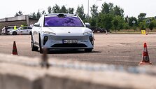 Elektromobilis &bdquo;NIO ET5&ldquo; Press ralyje