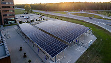 Elektromobilių įkrovimo aik&scaron;telė su vir&scaron; jos įrengta beveik 250 kW galios saulės elektrine