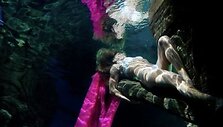 Uždrausta Julijos Jefimovos fotosesija, kurioje ji tapo undinėle