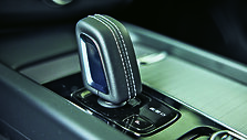 &bdquo;Volvo XC60&ldquo; testas su &bdquo;Auto Bild&ldquo;. Apdailos medžiagų parinkimas ir darbo kokybė ir toliau džiugina. &bdquo;Shift-by-Wire&ldquo; perjungimo svirtis pažįstama i&scaron; 2020-aisiais pristatytos &scaron;vedi&scaron;ko SUV versijos su &scaron;velniu hibridiniu varkliu