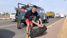 Dakaro automobiliai Džedos uoste i&scaron;krauti i&scaron; kelto, Karolio Rai&scaron;io ir Igno Daunoravičiaus Land Rover