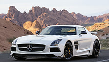 Mercedes-Benz SLS AMG buvo gaminamas po SLR ir &scaron;oninio i&scaron;metimo jau neturi. (Gamintojo nuotrauka)