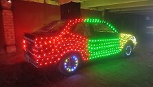 Karolio &bdquo;Peugeot&ldquo;, papuo&scaron;tas trispalvių girliandų kompozicija