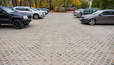 Vilniuje įrengs korines aik&scaron;teles automobiliams daugiabučių kiemuose