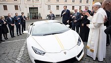 Popiežiaus Pranci&scaron;kaus &bdquo;Lamborghini&ldquo; buvo parduotas labdaros tikslais