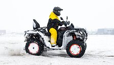 Kelionė su tinkama apranga ir tinkamu keturračiu žiemą (Gamintojo nuotr.)