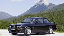 BMW E30 originaliai yra gana auk&scaron;tas, bet tokie tais laikais buvo prakti&scaron;kai visi kasdieni&scaron;ki automobiliai (gamintojo nuotrauka)