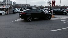 BMW X6 nutūpė tiesiai ant zebro prie PC &bdquo;Akropolis&ldquo;