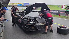 kodel-sustojo-lyderiu-juodoji-audi-gt3