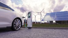 Įkraunamas baltas elektromobilis (Shutterstock nuotr.)