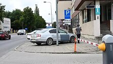 Savivaldybė nustatė, kad kelio ženklas &bdquo;Rezervuota&ldquo; prie pastato Minijos g. 2 įrengtas neteisėtai. 