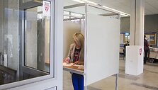 Pažeidimai Saulėtekio rinkimų apylinkėje &ndash; jokio privatumo 2014 m. gegužės 11 d. 
