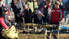 Ukrainietis tėvas rodo sūnui gilzę, parvežtą i&scaron; Rytų Ukrainos.