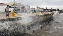 Filipinų gyventojai ruo&scaron;iasi atremti taifūną Hagupit 2014 m. gruodžio 06 d. 