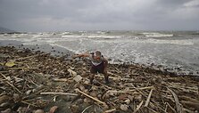 Filipinų gyventojai ruo&scaron;iasi atremti taifūną Hagupit 2014 m. gruodžio 06 d. 