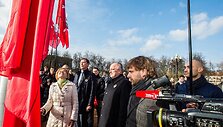 Benediktas Vanagas Vilniaus Luki&scaron;kių aik&scaron;tėje i&scaron;kėlė istorinę Lietuvos vėliavą