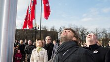 Benediktas Vanagas Vilniaus Luki&scaron;kių aik&scaron;tėje i&scaron;kėlė istorinę Lietuvos vėliavą