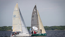 Tradicinė žurnalistų regata Kauno mariose, pirmasis etapas, 15min komanda (kairėje)