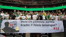 kauno-zalgirio-fanai-sukiais-ir-plakatu-izeidinejo-artura-gudaiti