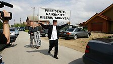 Prie Kedžio namų atvyko Marius Kuprevičius su plakatu