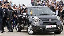 Popiežių Pranci&scaron;kų Niujorke vežiojęs &bdquo;Fiat&ldquo; parduodamas aukcione