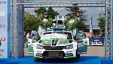 Arturs &Scaron;imins ant &bdquo;Acropolis Rally&ldquo; nugalėtojų pakylos (organizatorių nuotr.)