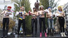 Ukrainos feministės protestuoja prie&scaron; V.Putino vizitą