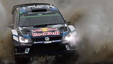  Sebastienas Ogier su &scaron;turmanu Julienu Ingrassia džiaugiasi pergale