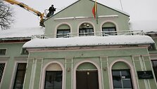 Nuo sniego svorio &Scaron;ilutėje kenčia pastatai