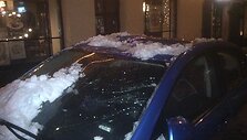 Sniegas Vilniaus centre užgriuvo automobilį