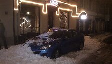 Sniegas Vilniaus centre užgriuvo automobilį