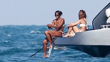 Naomi Campbell Rusijos milijonieriaus jachtoje mėgavosi saule kartu su Davidu Craigu