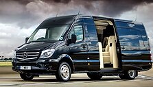 Senzati autobusiuką &bdquo;Mercedes Sprinter&ldquo; pavertė prabangiu lėktuvu ant keturių ratų.