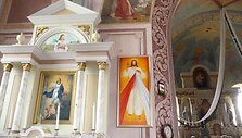 Dailininkas Vaidotas Kva&scaron;ys Perlojai dovanojo Gailestingojo Jėzaus paveikslą