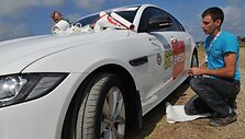 Lenktynių &bdquo;Rescue car&ldquo; oficialiai tituluojamas &bdquo;Jaguar F-Pace&ldquo;, o &bdquo;Safety car&ldquo; &ndash; &bdquo;Jaguar XF&ldquo;